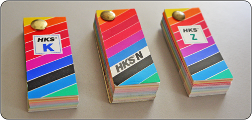 HKS-K für gestrichene Papiere, HKS-N für Naturpapiere, HKS-E für Endlospapier und HKS-Z für Zeitungspapier